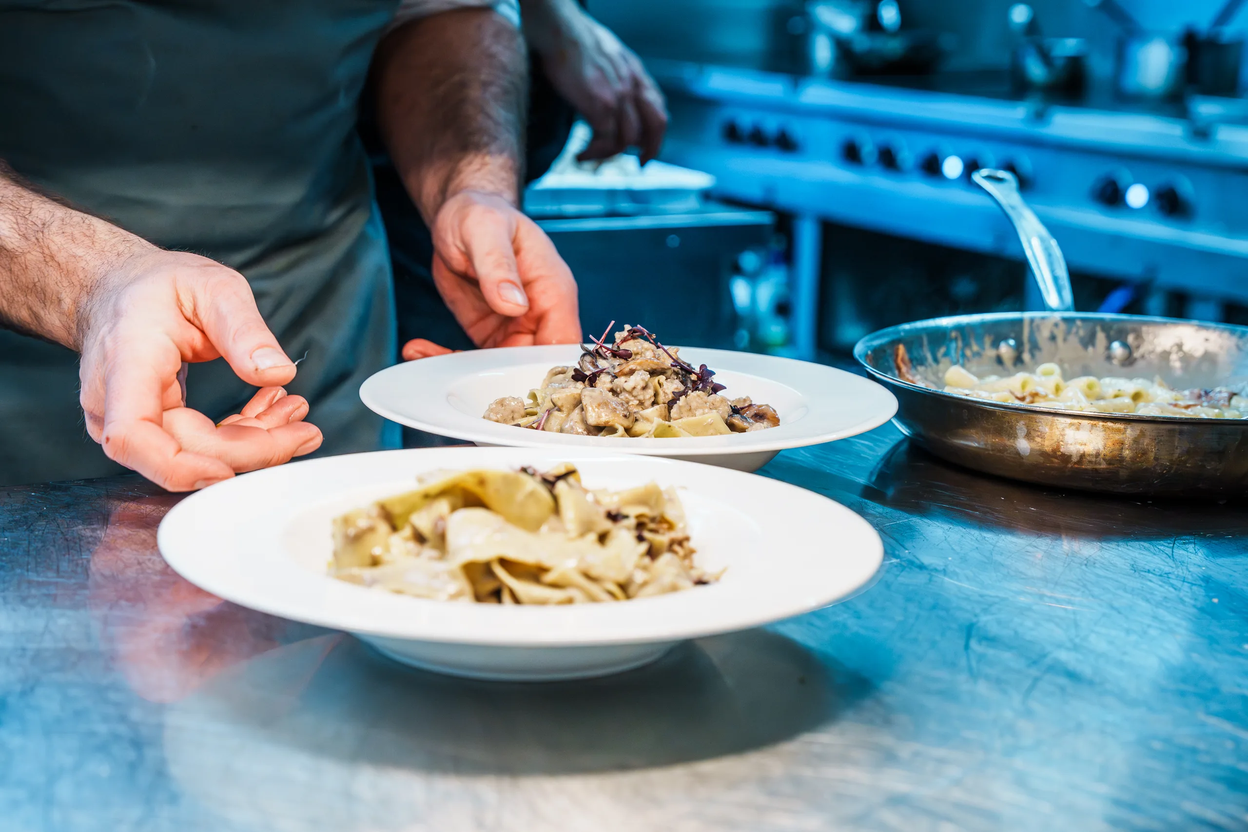 Chef dressant un plat de pappardelle