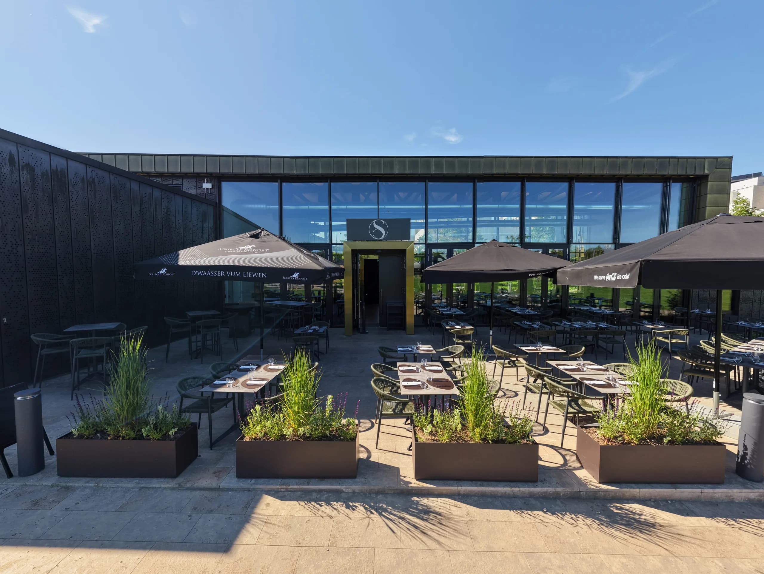 Façade et terrasse de la Brasserie S