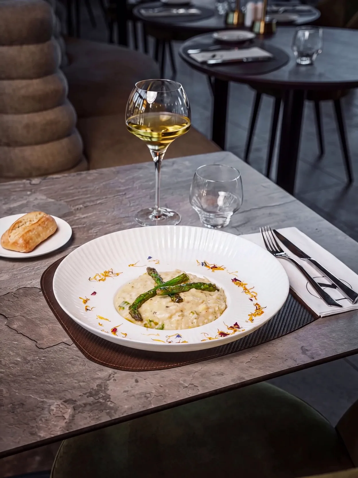 Deux assiettes de pappardelle aux champignons dressées en cuisine